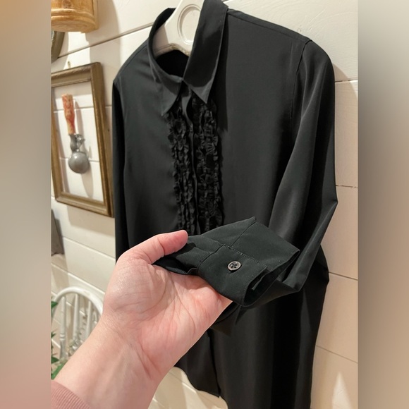 JUSTE POUR MOI  button down shirt with a frill along the topSize 1x - Picture 8 of 10